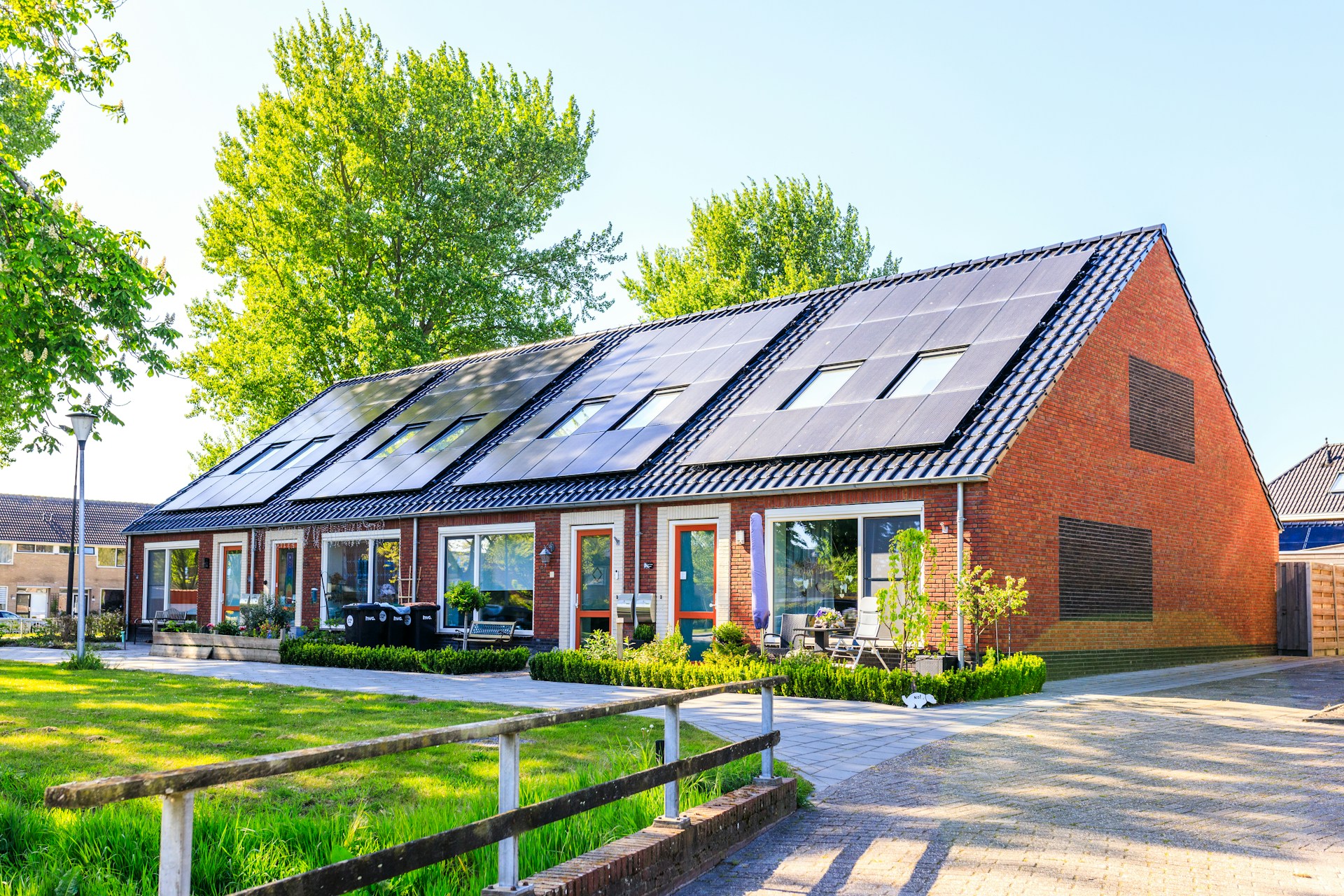 Energieeffizienz beim Hausbau Modernes energieeffizientes Einfamilienhaus mit nachhaltiger Gebäudetechnik.