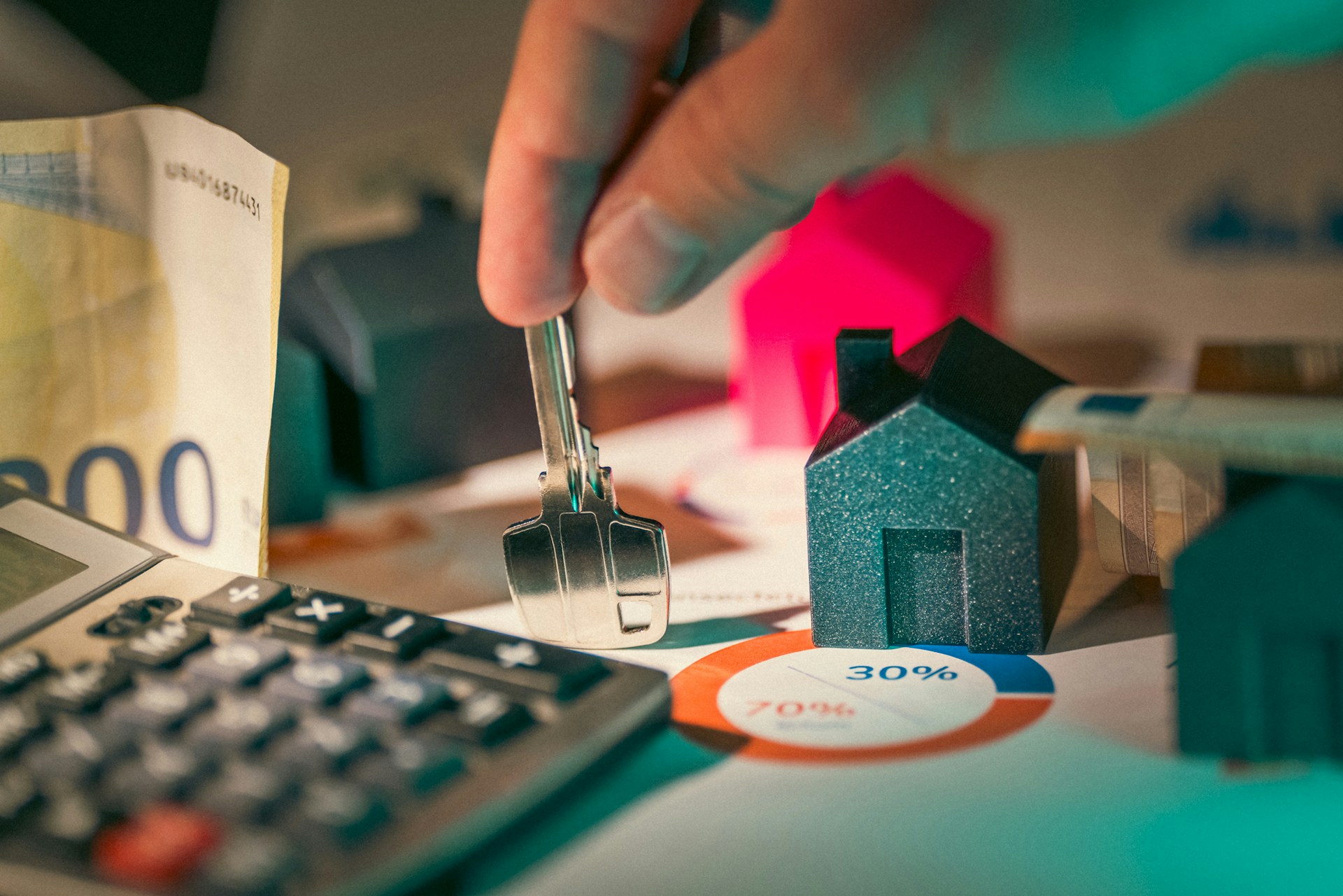 Kostenplanung beim Hausbau Bauherren kalkulieren die Kosten für den Hausbau und planen einen finanziellen Puffer ein.