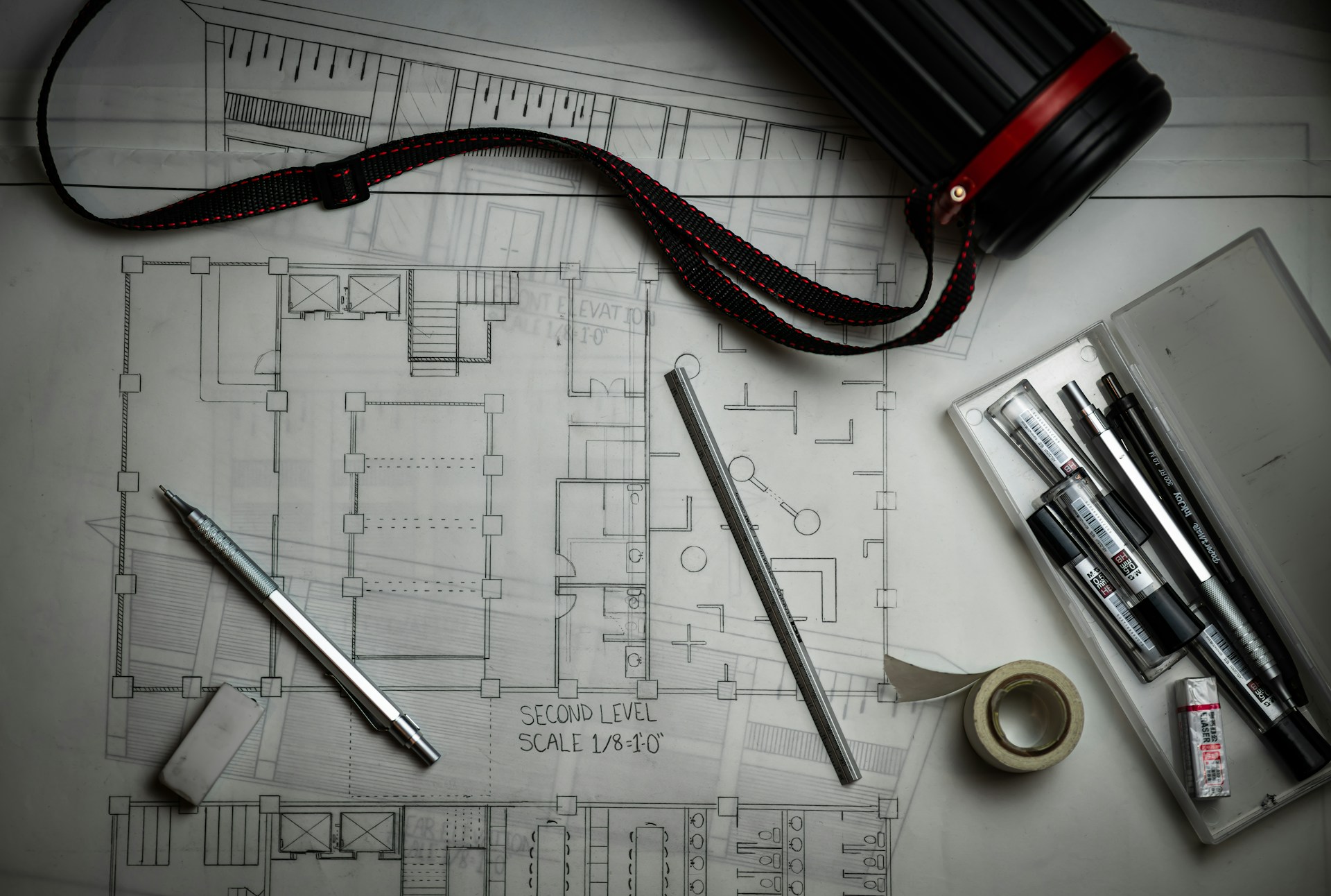 Planungskonzept für den Hausbau Architekt und Bauherren besprechen ein klares Planungskonzept für den Hausbau.