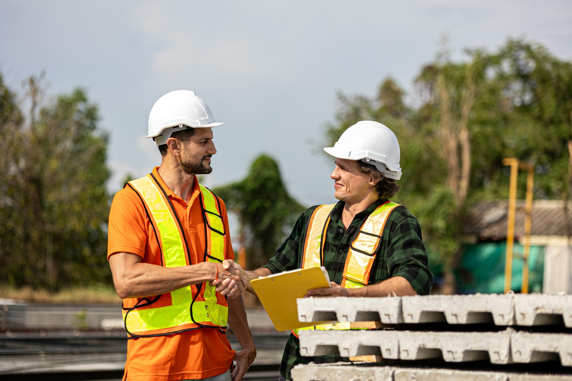 Bauleitung und Objektüberwachung Architekt überwacht die Bauarbeiten eines Einfamilienhauses und koordiniert die Handwerker.