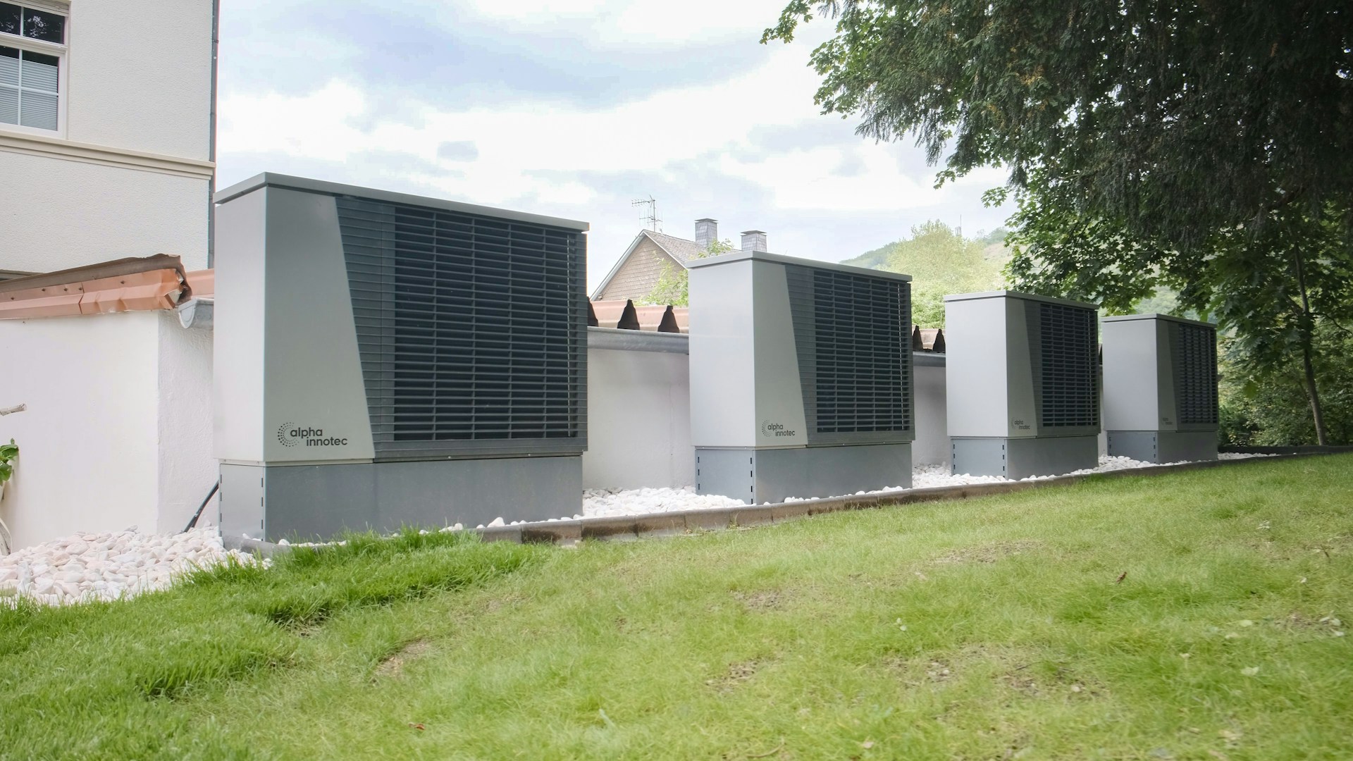 Wärmepumpe und Photovoltaikanlage als abgestimmte Haustechnik für ein energieeffizientes Haus.