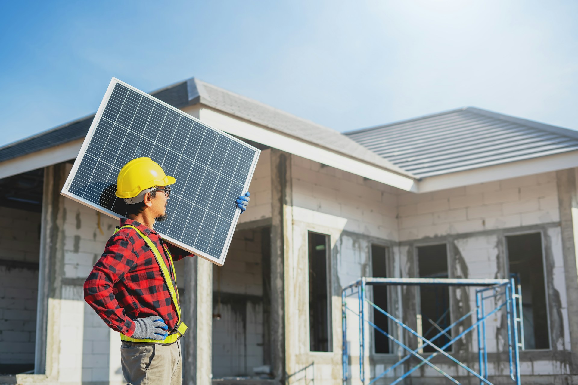 Geförderte Sanierungsmaßnahmen Energetische Sanierungsmaßnahmen wie Dämmung, neue Fenster und moderne Heiztechnik an einem Wohnhaus.