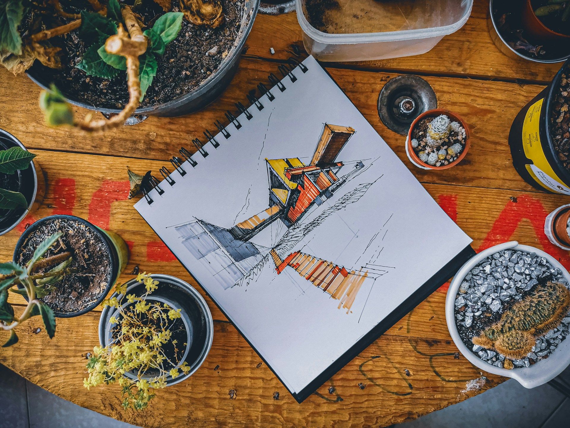 Bauherren planen gemeinsam mit einem Architekten den Bau eines Einfamilienhauses und vermeiden typische Fehler.