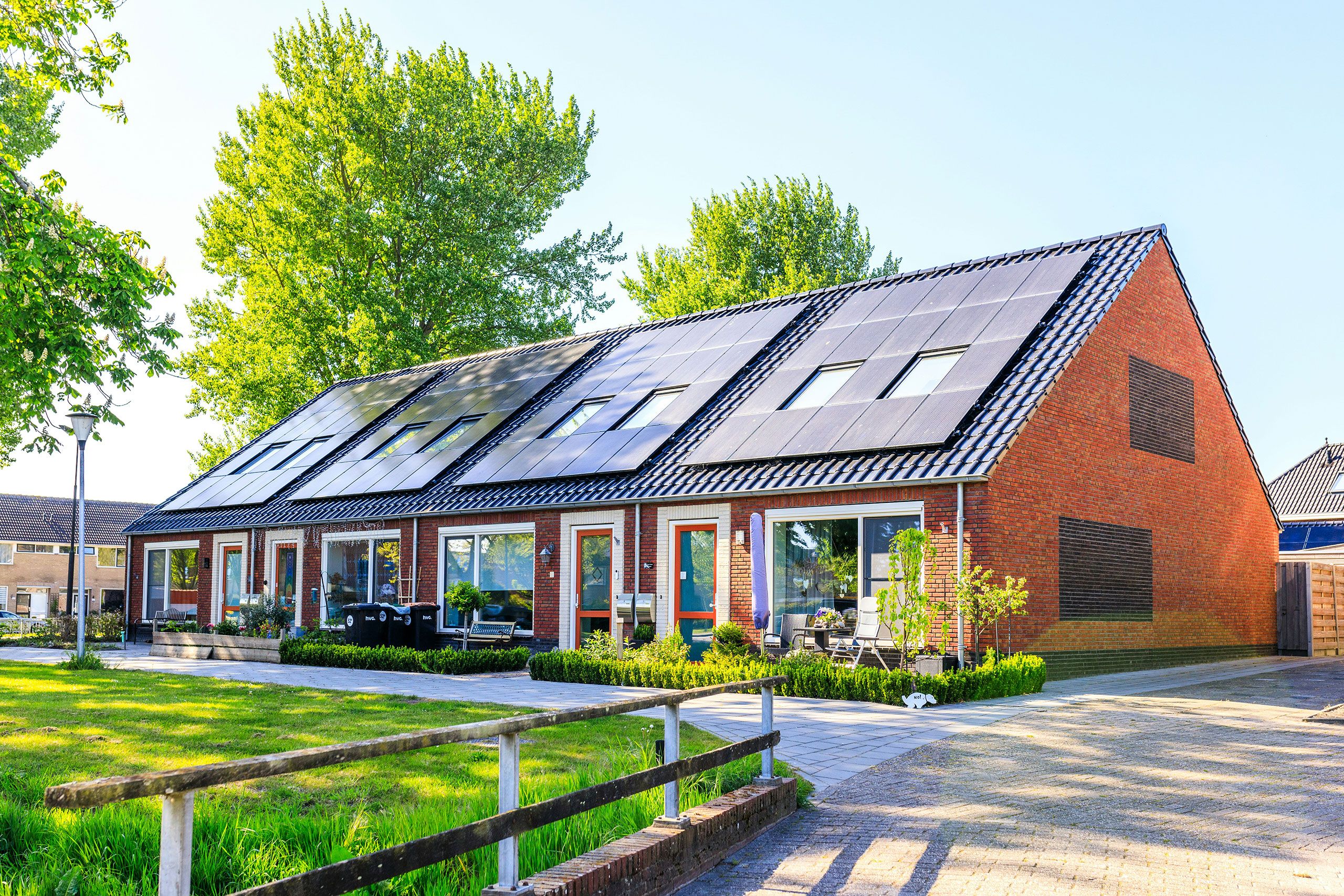 Modernes energieeffizientes Haus mit abgestimmter Architektur, Technik und nachhaltigem Energiekonzept.